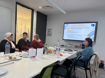 formation professionnelle Lyon cours en salle avec formatrice et support de présentation