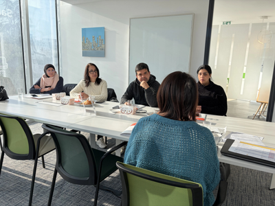 formation professionnelle Lyon apprenantes en écoute durant un cours avec formatrice